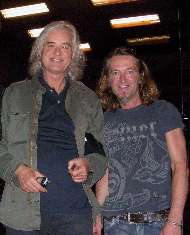 Rina_TokyoX's tweet photo. Happy Birthday Jimmy Page!
ギターの神様、ジミー・ペイジと我らがジェフ・ダグモア。以前ジェフにジミー・ペイジの事を聞いてみた事があります。ジェフいわく"ジミーとはこれまで何度か一緒に仕事をしてるよ。彼はとても素晴らしい人物だよ" との事でした😉
#JimmyPage 
#GeoffDugmore https://t.co/QA1hOE4648