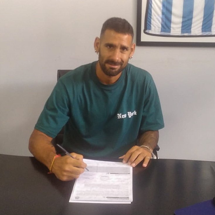 Club_AlteBrown's tweet photo. ✍️ ¡Hay Mono para rato!

Ramiro Martinez pasó por la sede social para extender su vínculo con el club hasta diciembre de 2025.

#OrgulloDePueblo 🖤💛 https://t.co/RjHAZzc16T