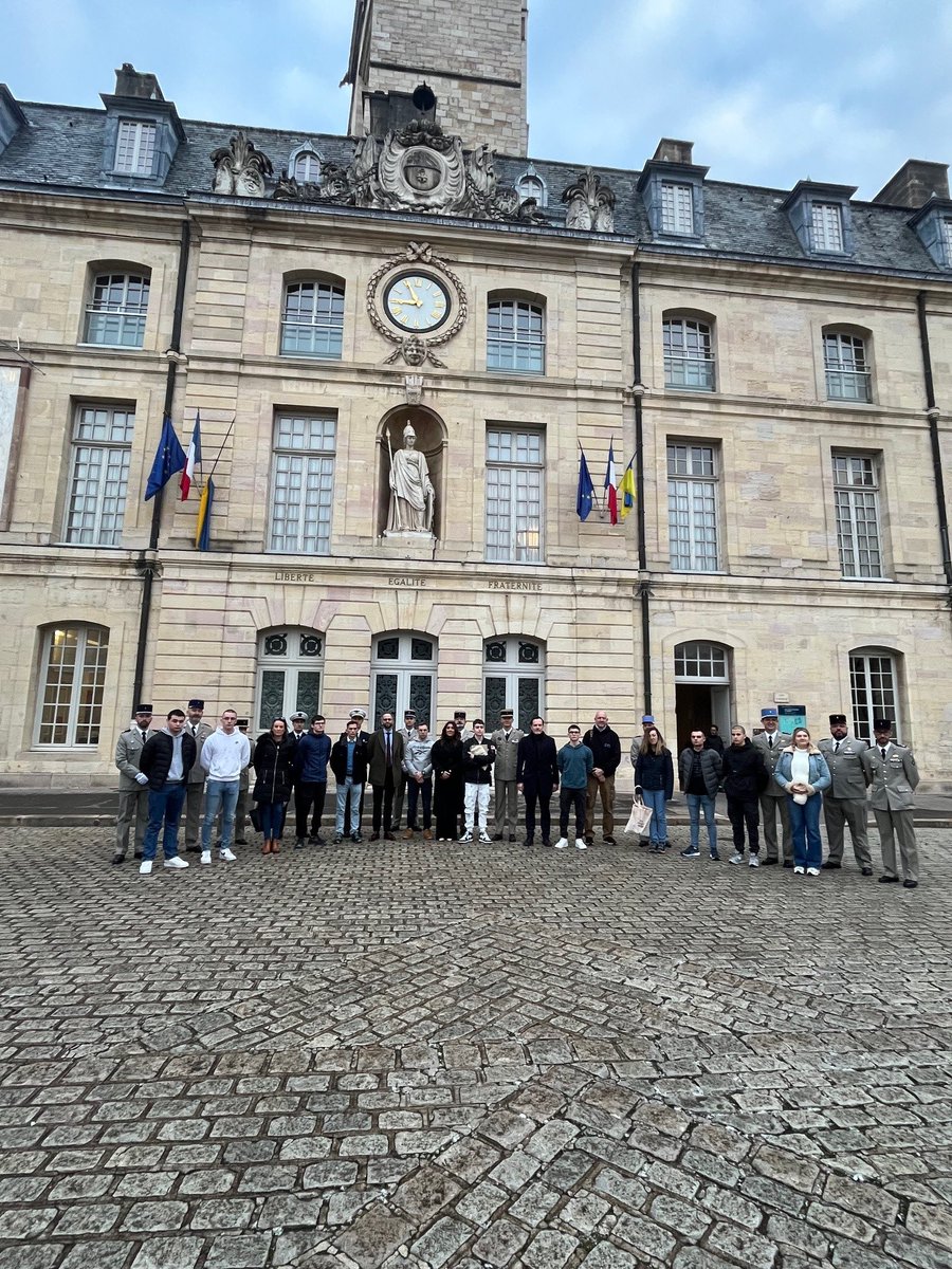 511eRTofficiel's tweet image. Ce matin, le 511e RT accompagnait 5 jeunes recrutés par le régiment pour la signature de leur contrat d’engagement à la mairie de Dijon en vue de leur incorporation au mois de janvier. 
Bienvenue à nos jeunes engagés !
@armeeszne #armeedeterre #511eRT  #ComLog #Dijon