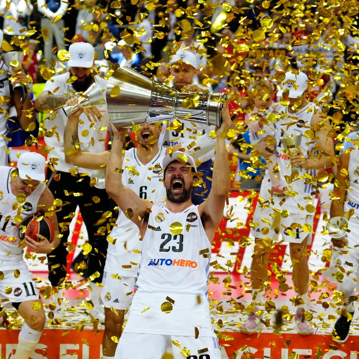 GIGANTESbasket's tweet photo. 🚨 𝐋𝐄𝐘𝐄𝐍𝐃𝐀 🚨

⚪️🌟 Sergio @23Llull se convierte en el jugador con más partidos disputados en la historia del 𝐑𝐞𝐚𝐥 𝐌𝐚𝐝𝐫𝐢𝐝 (fútbol y baloncesto)

1⃣.0⃣4⃣7⃣ partidos https://t.co/fHJfDmHbTN
