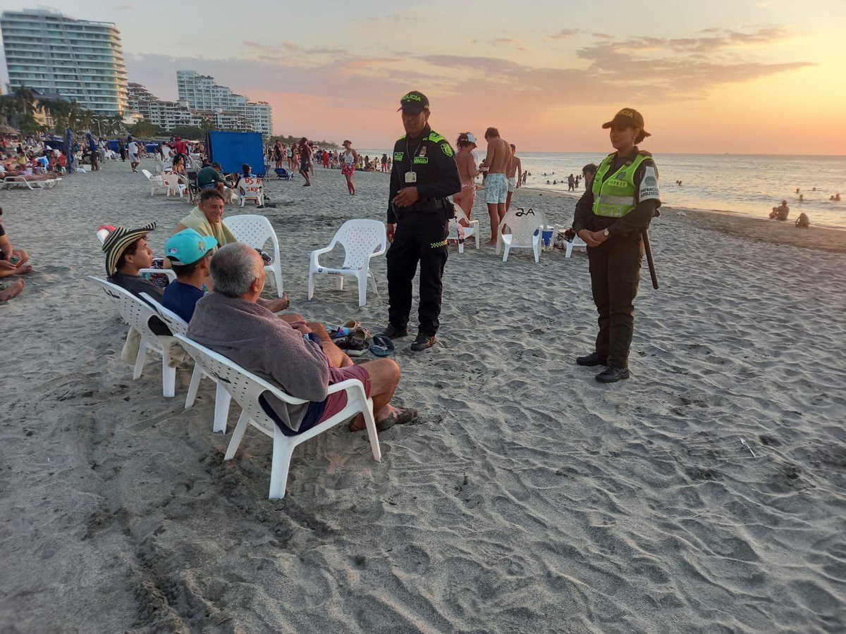 ProteccionPonal's tweet photo. 📍#SantaMarta | 👮🏻Brindamos recomendaciones de seguridad a turistas nacionales y extranjeros, además de dar a conocer los sitios turísticos de la región 🇨🇴

#TurismoSeguro
#SiemprePresentes https://t.co/h9BIcttfkA