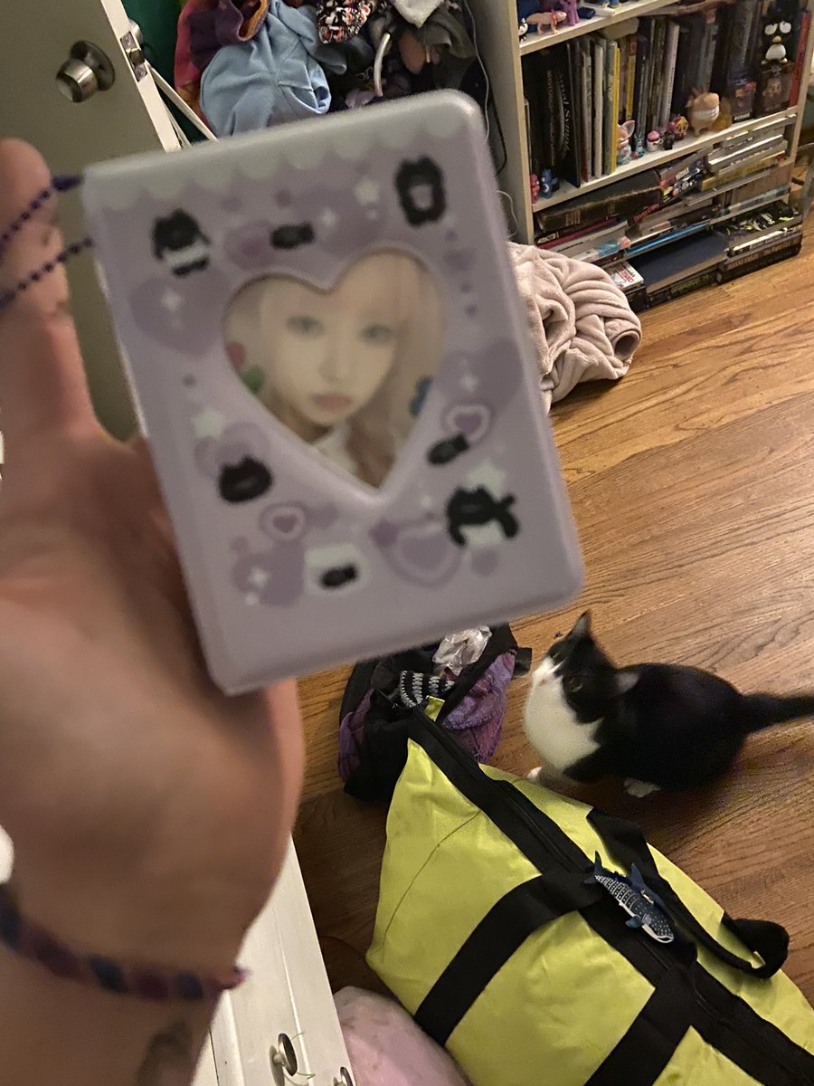 hwisbub's tweet photo. i love my bf sm !! we r going to see ive together and i totally got him into them and now he’s buying me a bunch of their merch and got me ganganji !! his fav is rei and he already has three of her jewel case albums and a photocard book 😭🩷 https://t.co/eQDB1eFKP2