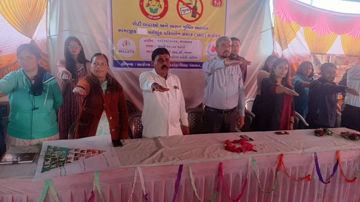 CdhoSabarkantha's tweet photo. #SBCC at bobha, Ta. Prantij. Good activities by peer educator &amp; students. #rangoli, #notobaccodrawing #roleplay #BetiBachaoBetiPadhao.. https://t.co/U4AgeGk9SD