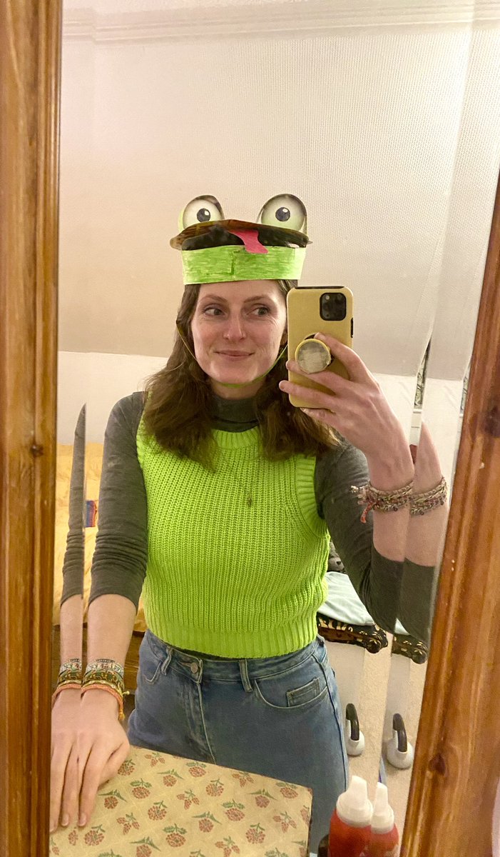 A friend invited me to a presentation about frogs the other night, so I crafted an outfit on my lunch-break 🐸