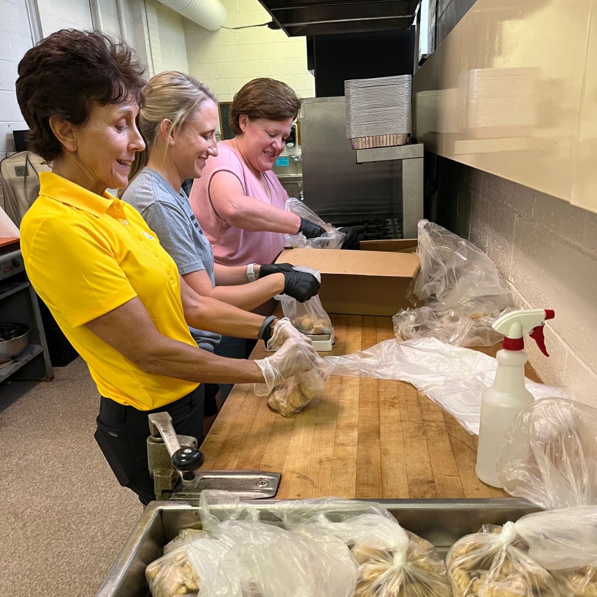 Join us at our Grocery Bagging program tomorrow! We need 5 more volunteers, can you help? 

Volunteering available 10-1:30pm. Sign up here: 412foodrescue.org/programs/good-…