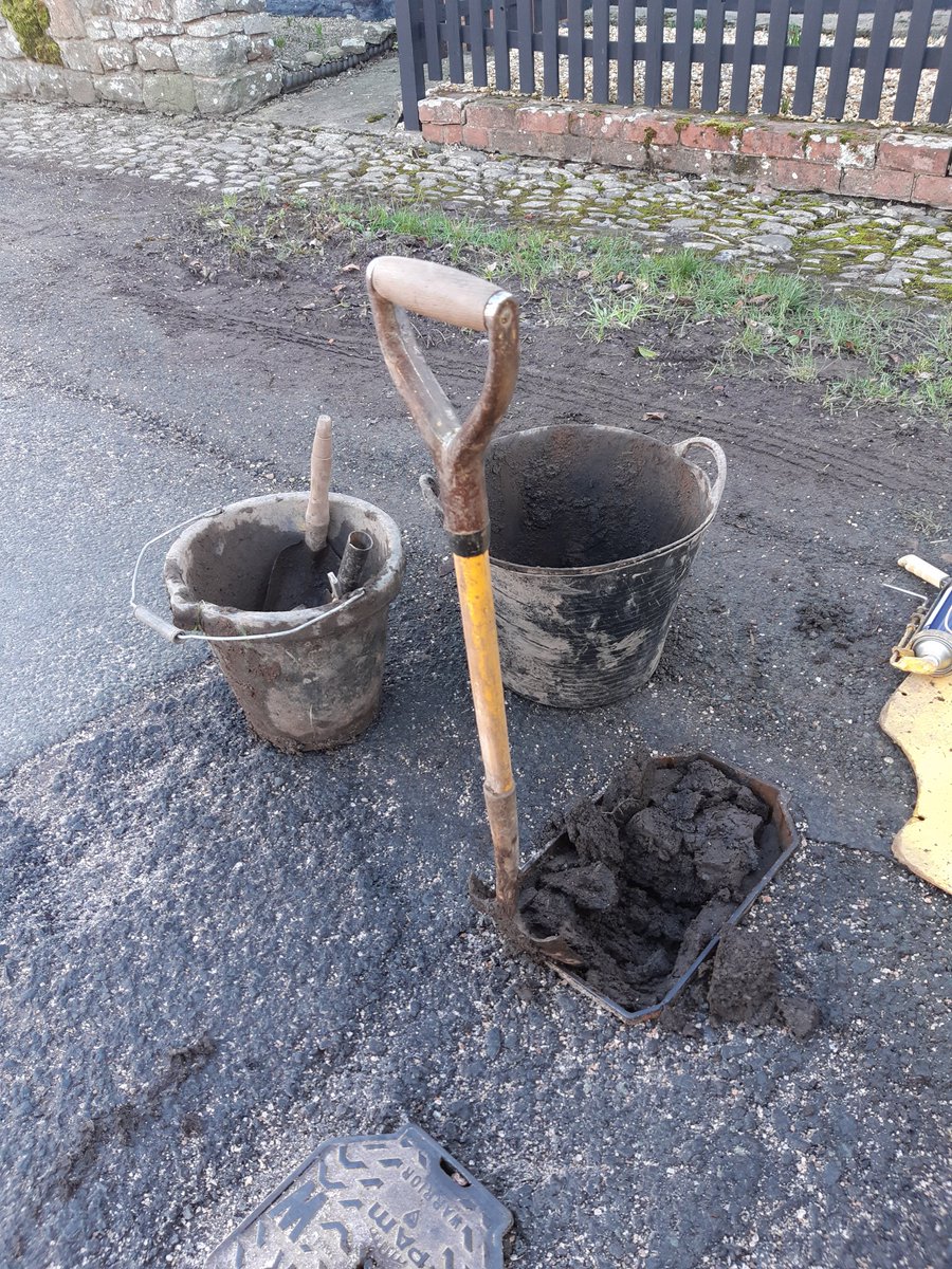 HWFRSHydrants's tweet photo. Back out to the villages around Eardisley today. A newly replaced hydrant, but with the recent extreme wet weather the familiar blocking of the pit with silt. Cleared,tested,marked and hopefully I'll be the next one to open it🤞....... when it's next due for testing. https://t.co/T7dFllWDC5