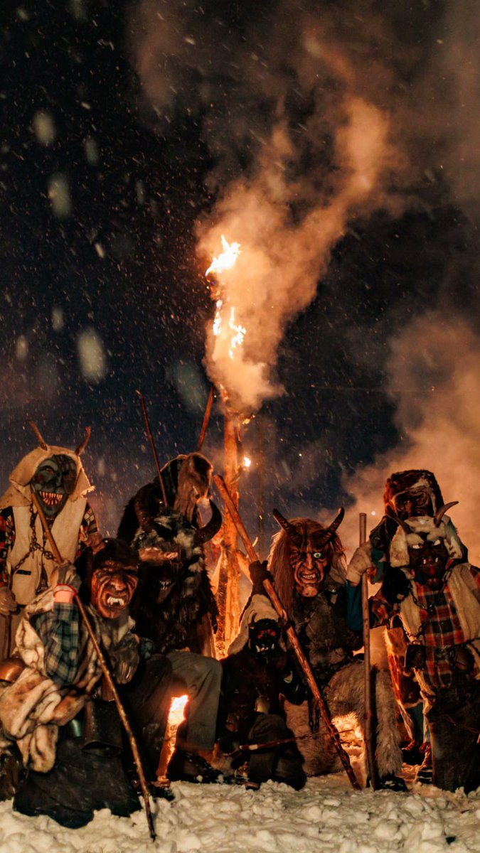 Anche quest'anno la sera che precede l'epifania sono tornate le #Donaze Sotto la neve in una serata magica di fronte ad un numeroso pubblico, si sono esibite con le loro particolari urla e danze.
#collesantalucia #dolomiti #dolomites #epifania #Cultura #tradizioni #ladini