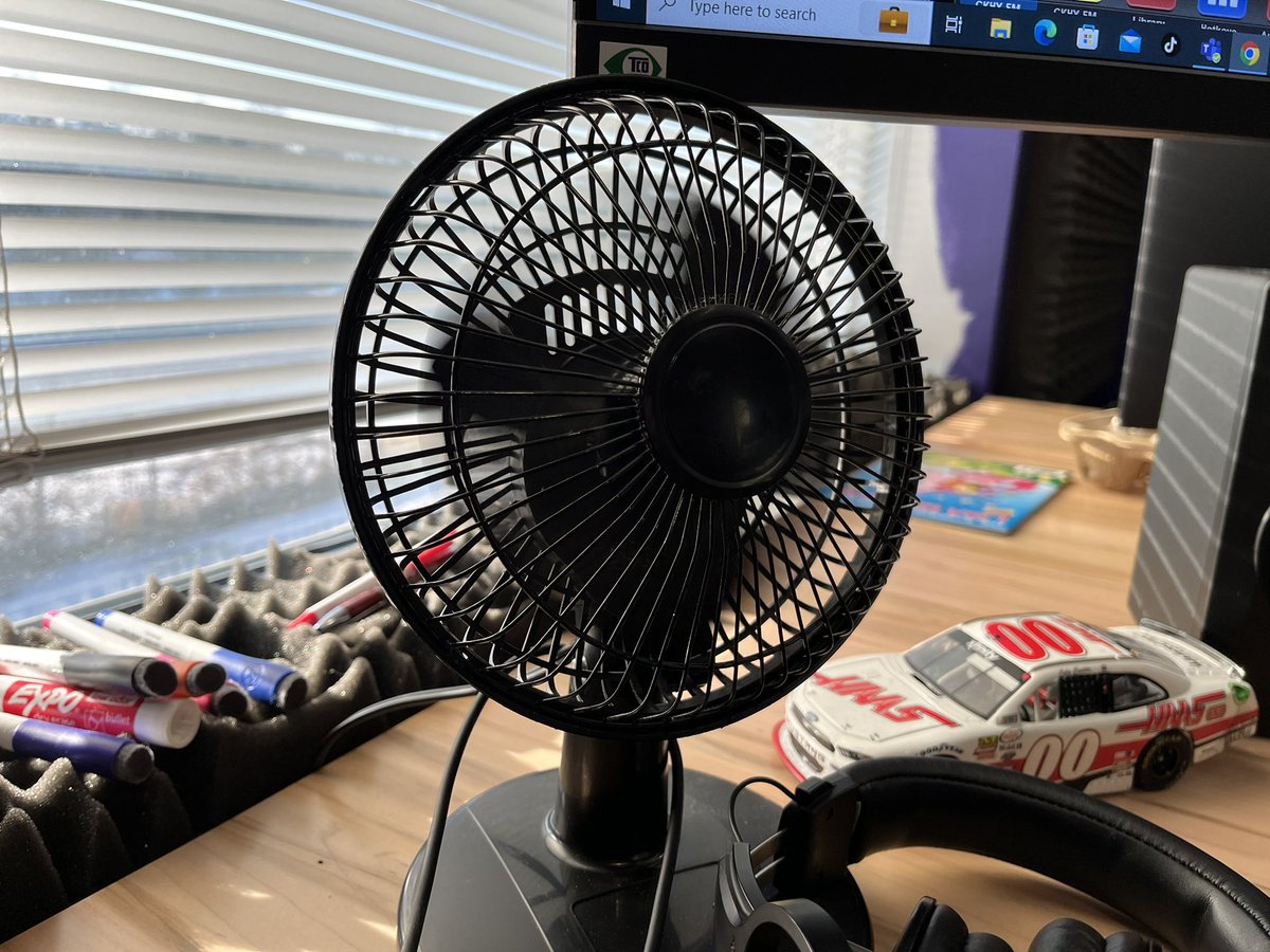 Surge105's tweet photo. Dylan: Are you using a fan or a heater at work today? #TeamFan https://t.co/5pyKRWkbEU