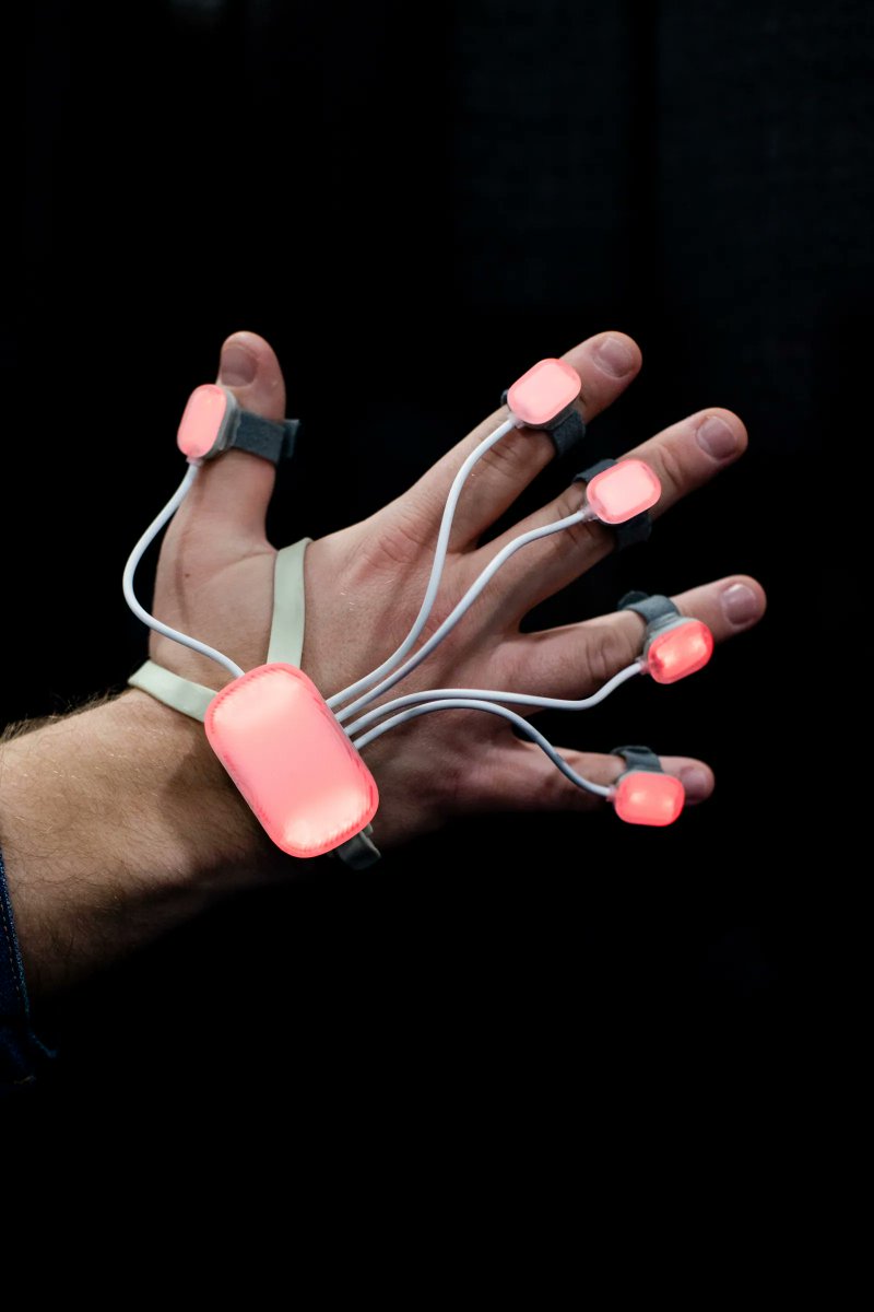 steveashleyplus's tweet photo. The Palmplug assists learning fine control of the hands via a glovelike device that attaches sensors to hand/fingers.
High-fi motion capture, haptic feedback, visual cues w/ color LEDs.
Apps: rehabbing stroke patients, learning to play instruments, VR.
(W) https://t.co/eAwc6Wdyhi https://t.co/GWnollH7ar