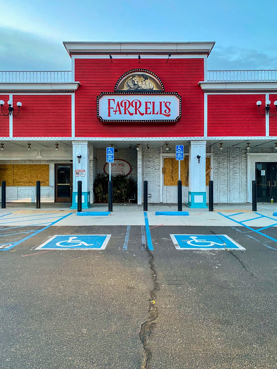 #Closed. 

#Farrells #LosAngeles #BuenaPark #California #USA #TravelPhotography #UrbanPhotography #StreetPhotography #Gone #Classic #Americana #Sad.