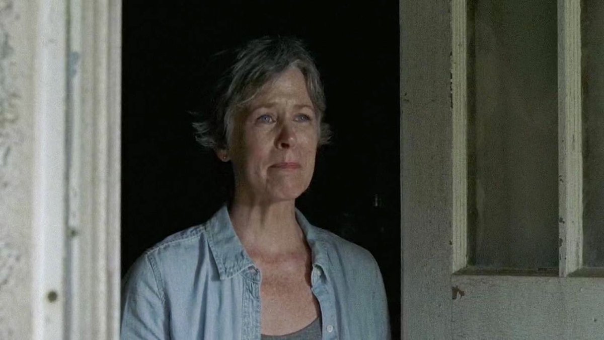 Lightenerrthang's tweet photo. when Ezekiel is at her door vs when Daryl is at her door #TWD https://t.co/enybCs8SFa