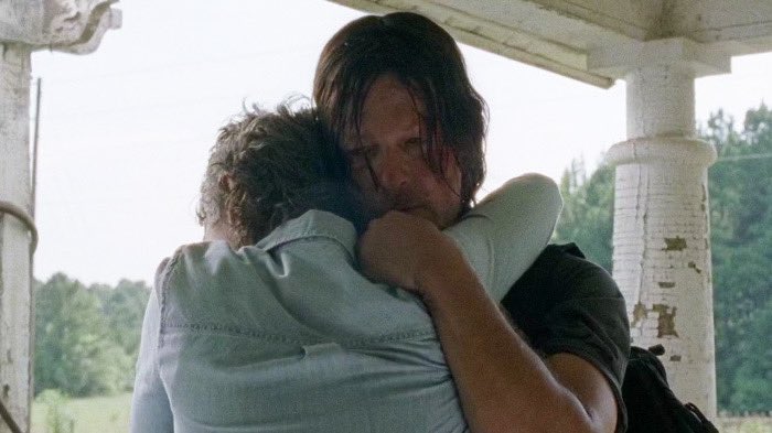 when Ezekiel is at her door vs when Daryl is at her door #TWD