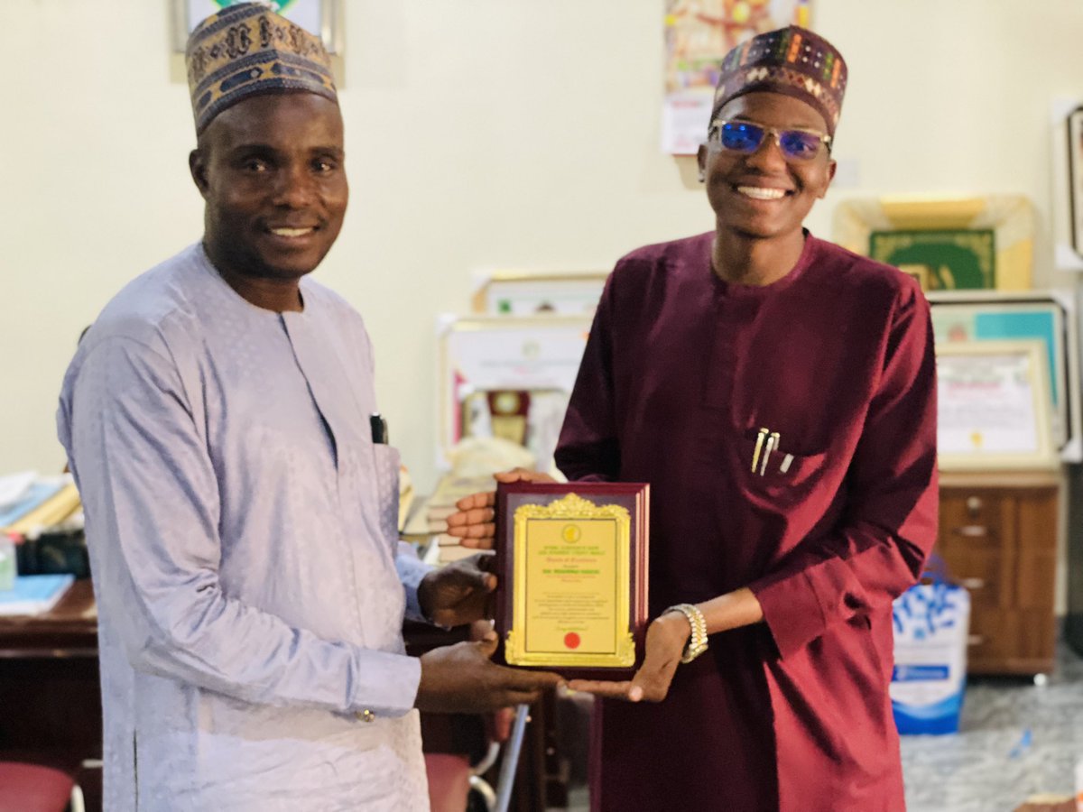 Today, I received an award of excellence from Bakori Students, I accept this award as a challenge to continue doing good for the betterment of Katsina State Students.
Thank you imamu na @dikko_radda for the opportunity given to us to unleash our potential. Thank my Prof. HC MHTV