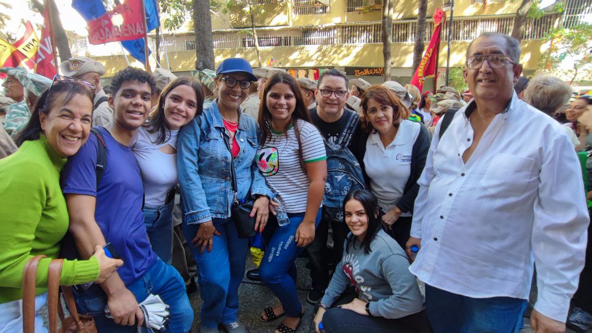 #EnFoto || Hoy, el pueblo y la clase obrera acompañan la llegada de los restos inmortales del "Terror de los ingleses" el General Domingo Antonio Sifontes en un acto cargado de amor y lealtad a su lucha. #SifontesLlegaAlPanteon 

<a href="/NicolasMaduro/">Nicolás Maduro</a> 
<a href="/torrealbaf/">Francisco Torrealba</a>