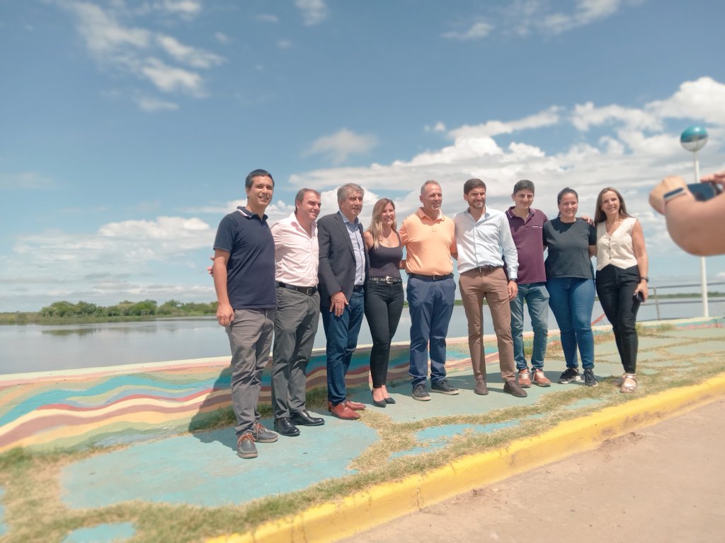 silvia Luciana @vvdeos (@lucianaq22) on Twitter photo Un honor recibirlos en nuestro pueblo Helvecia a nuestro Gobernador <a href="/maxipullaro/">Maximiliano Pullaro</a> <a href="/Fabian_Bastia/">Fabián Bastia</a> #Helvecia #Santafe
Presidente comunal <a href="/vitoowa/">Vito Weiss Ackerley</a> 🫡 Un honor recibirlos en nuestro pueblo Helvecia a nuestro Gobernador <a href="/maxipullaro/">Maximiliano Pullaro</a> <a href="/Fabian_Bastia/">Fabián Bastia</a> #Helvecia #Santafe
Presidente comunal <a href="/vitoowa/">Vito Weiss Ackerley</a> 🫡