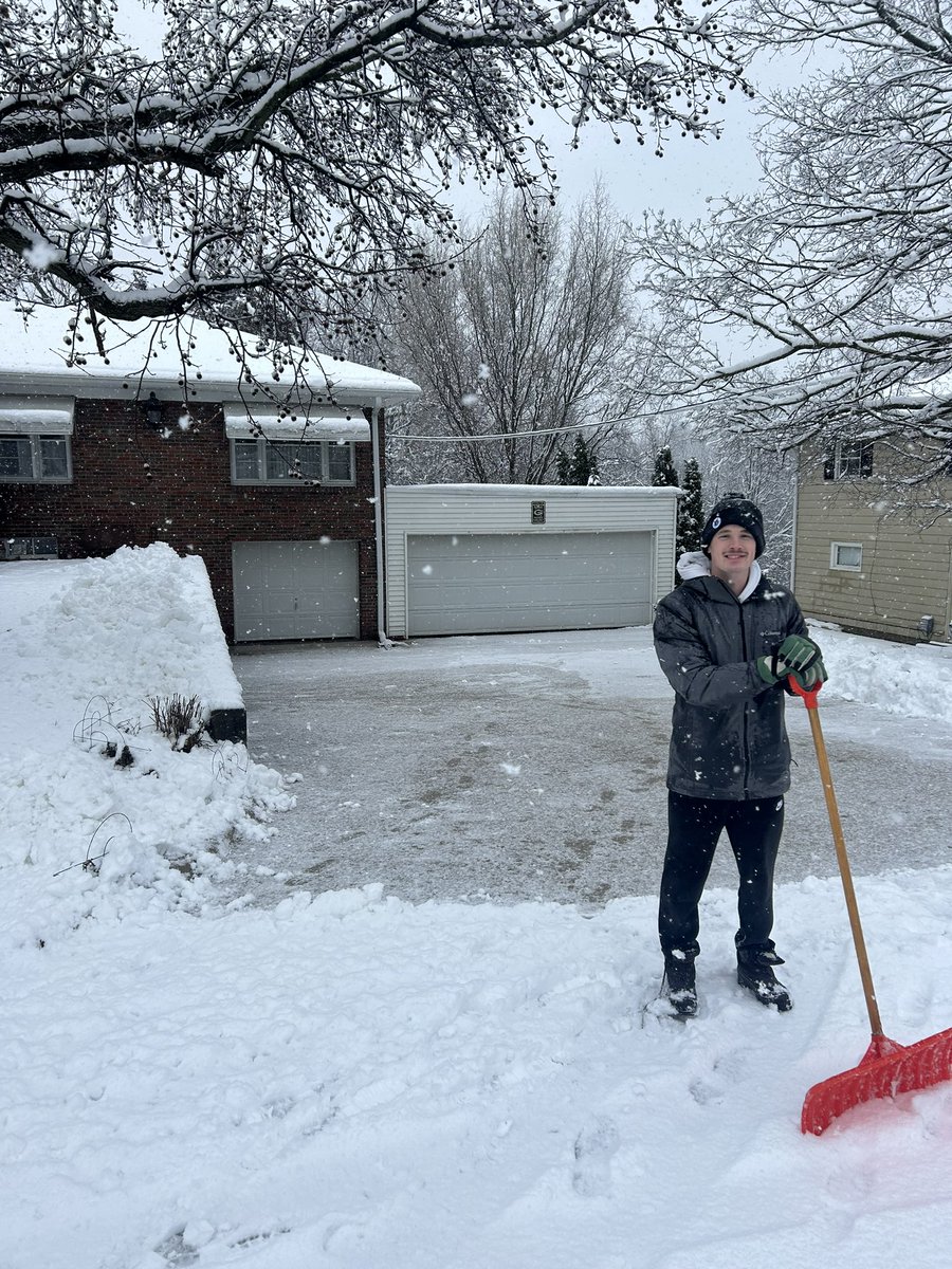 Welch_UTFB's tweet photo. Round 1 done with @uthsgolf for the ‘24 Snowmaggedon #FreeSweat challenge @uthsfootball
Weatherman wasn’t wrong this time… https://t.co/yXPlVL6kL6