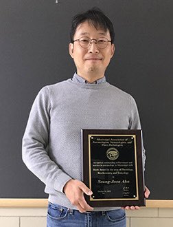 MSU_AG's tweet photo. Congratulations to #MAFES faculty and #MSUAg students who were recently presented awards and scholarships from the Mississippi Entomological Association!
 
Recipients include Jeff Gore, Seth Permenter, Seung-Joon Ahn, and Jeff Harris.

https://t.co/ho9eeGa1f1 https://t.co/pV6ZaZ8mXp