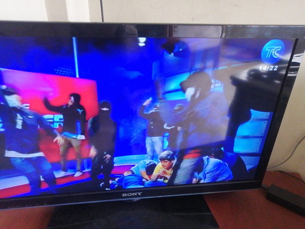 #URGENTE: Encapuchados se toman las instalaciones de <a href="/tctelevision/">TC Televisión</a> y trasmiten en vivo la retención del personal.