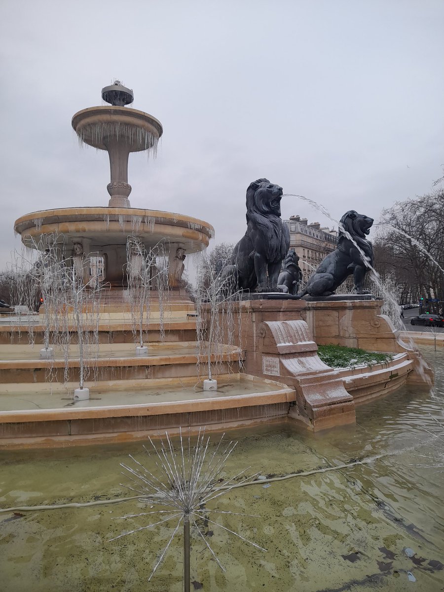 FontainesParis's tweet photo. La fontaine aux lions et ses stalactites de glace ce matin. #Paris12 https://t.co/hUyu5lWtTD