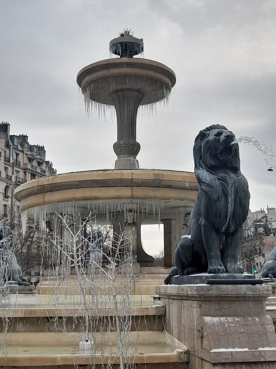 FontainesParis's tweet photo. La fontaine aux lions et ses stalactites de glace ce matin. #Paris12 https://t.co/hUyu5lWtTD