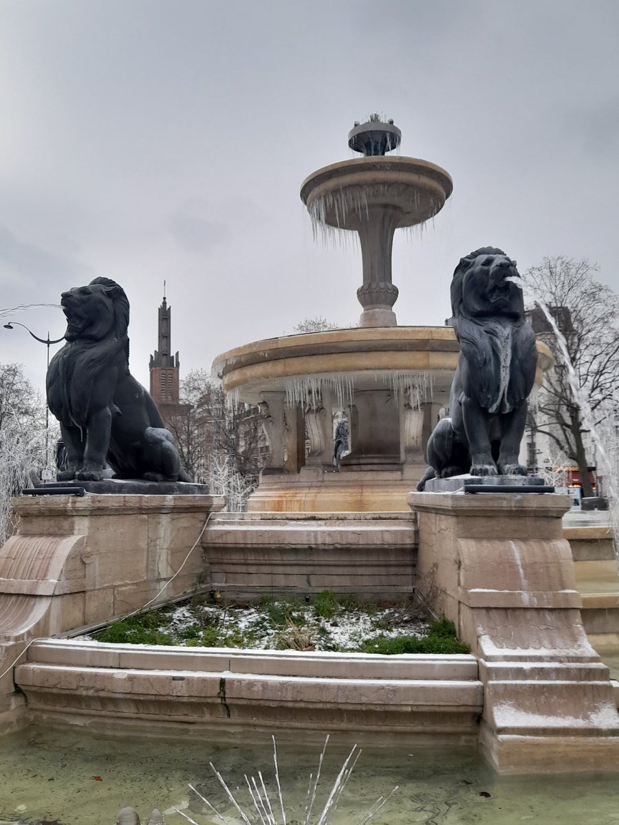 FontainesParis's tweet photo. La fontaine aux lions et ses stalactites de glace ce matin. #Paris12 https://t.co/hUyu5lWtTD