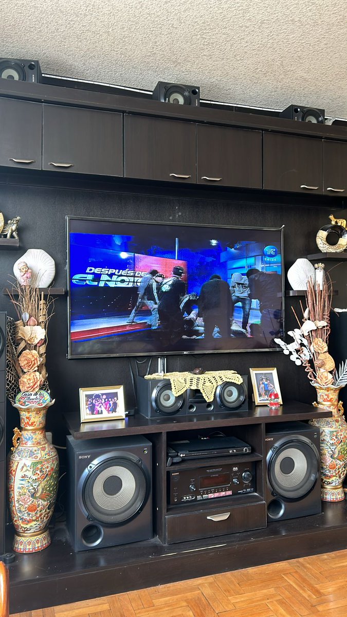 ‼️#URGENTE
Encapuchados se toman las instalaciones de <a href="/tctelevision/">TC Televisión</a> y trasmiten en vivo la retención del personal.