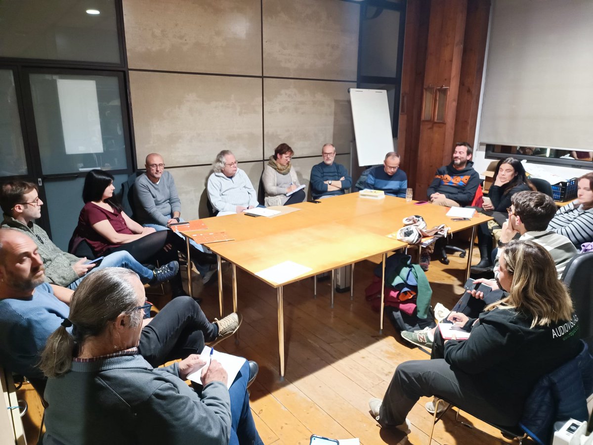 La Comissió de Carnestoltes reprèn la feina.
Acabem de sortir-ne d'una que en comencem una altra.