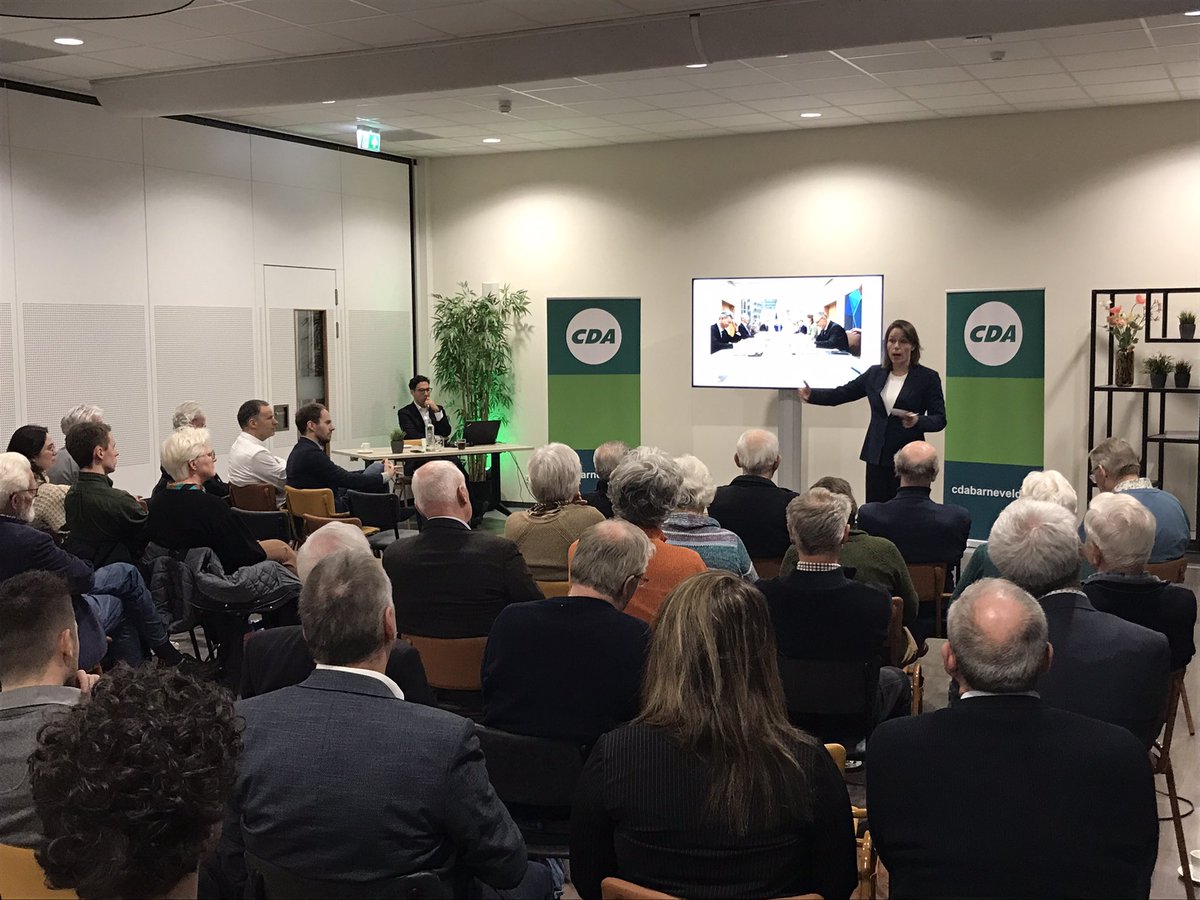 Mooie opkomst bij de bijeenkomst van <a href="/CDA_Barneveld/">CDA Barneveld</a> in #Voorthuizen waar onze minister v BZ <a href="/HankeBruinsSlot/">Hanke Bruins Slot</a> ingaat op wat vrede en veiligheid betekent. Voor Europa, voor Nederland en voor een land dat we in veiligheid door kunnen geven aan onze kinderen.