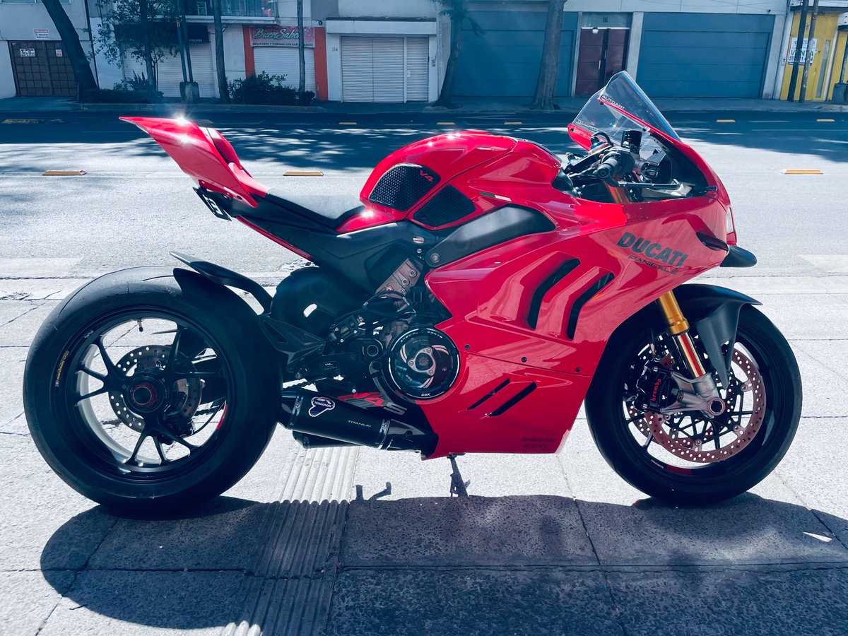 DLGMOTOART's tweet photo. Moto nueva, escapes deportivos y otros accesorios. #dlgmotoart #Ducati #Termignoni #CNCRacing https://t.co/yLHoyZ3lUd