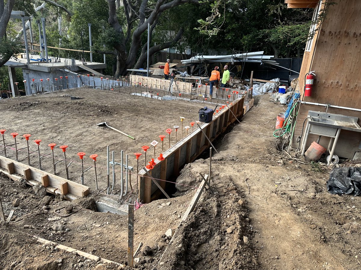 ConstructionRcw's tweet photo. Our professionals design and build foundations that support buildings, houses, and other infrastructure. We consider factors such as soil type, load capacity, and seismic activity to ensure the structure is strong and stable. #foundation #contractor #structural #concrete https://t.co/N0V8QtXvCb