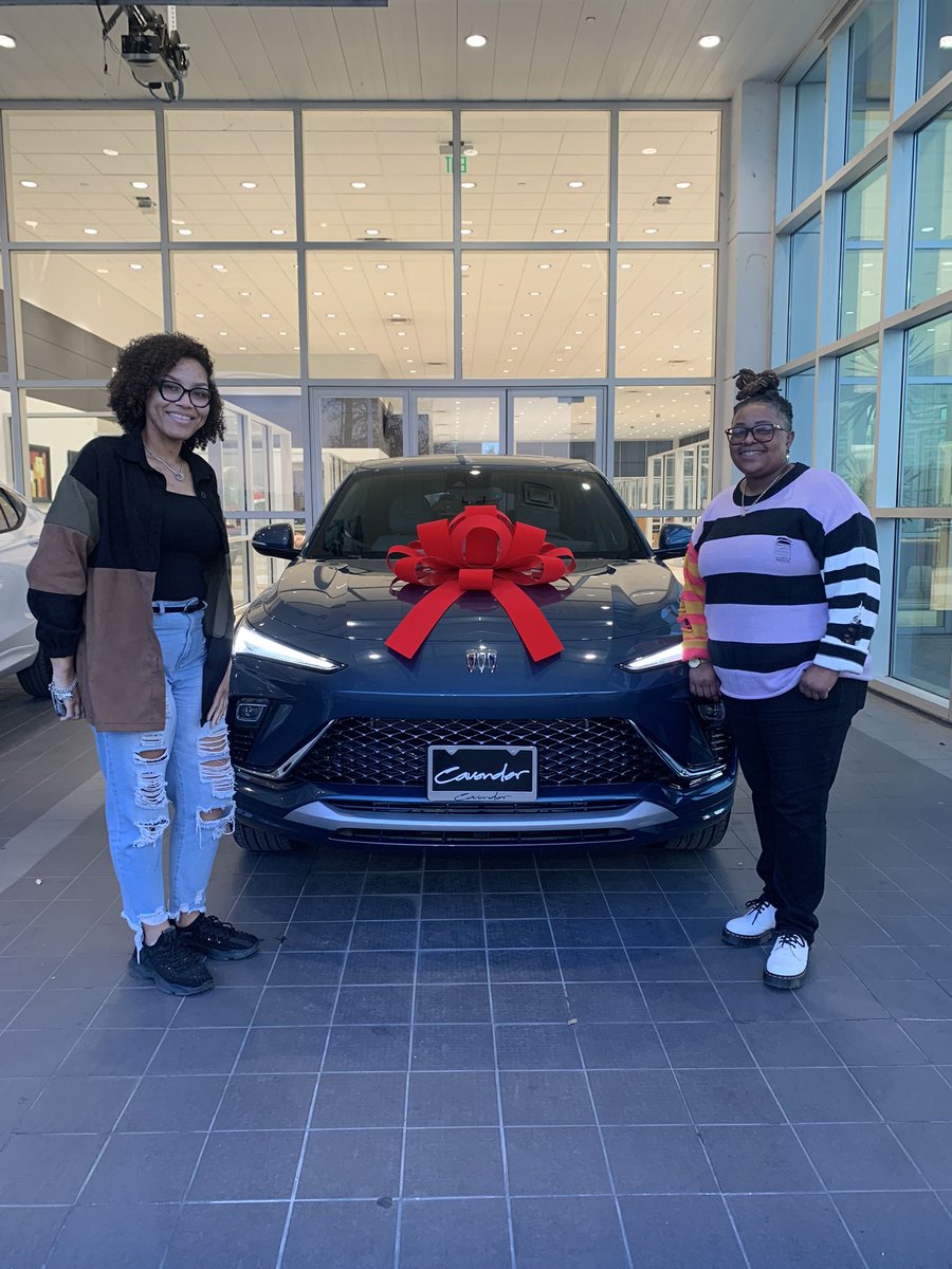tooparanoid04's tweet photo. If you are scared to start over, dont be. Just do it &amp; give it your best. From bartending in manhattan to selling cars in Texas. Change is great🙏🏽 #SanAntonio #cavenderbuickwest #SATX #Texascarsales #GMC https://t.co/hfJzzlUV5O