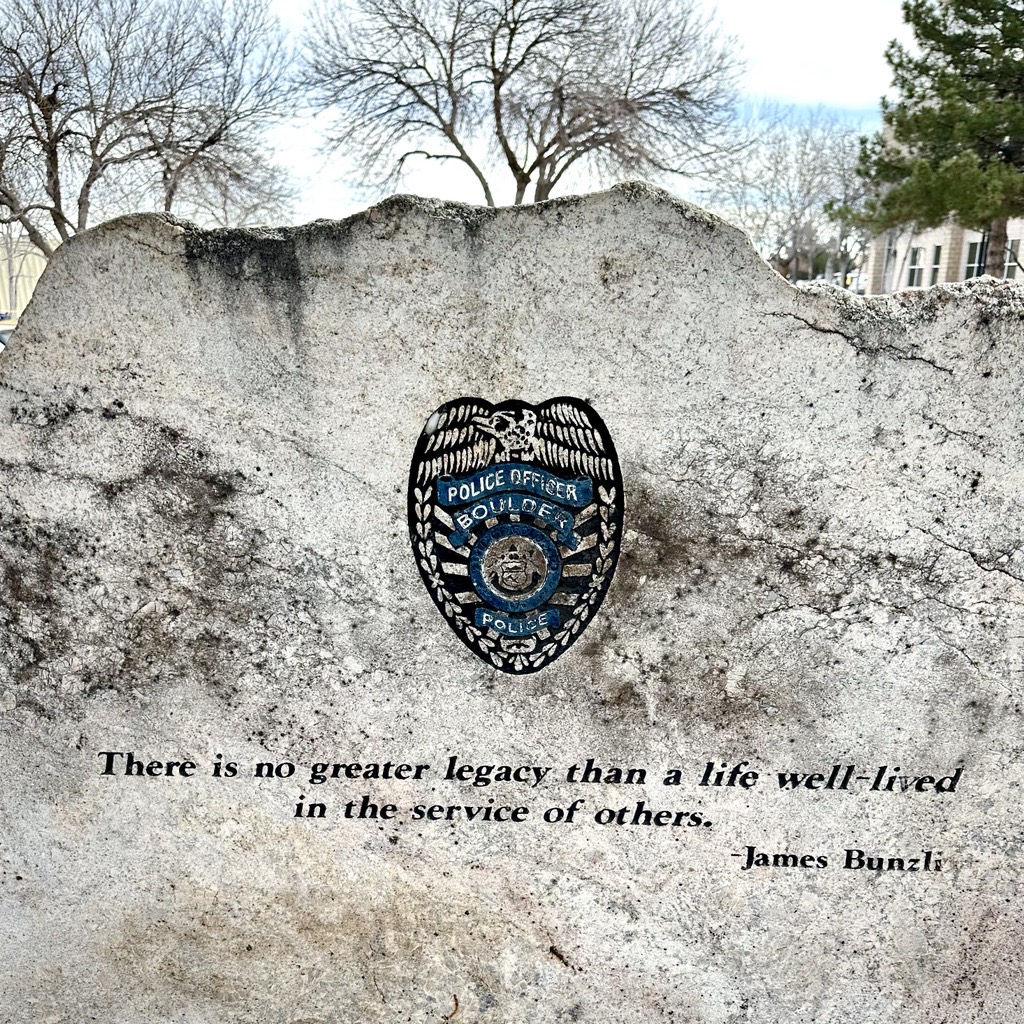 boulderpolice's tweet photo. On National Law Enforcement Appreciation Day, we remember James Bunzli's words, written on stone in front of the Boulder Police Department: "There is no greater legacy than a life well-lived in the service of others."
#LawEnforcementAppreciationDay #ThankYou #BoulderPolice https://t.co/AlTGPoLnoi