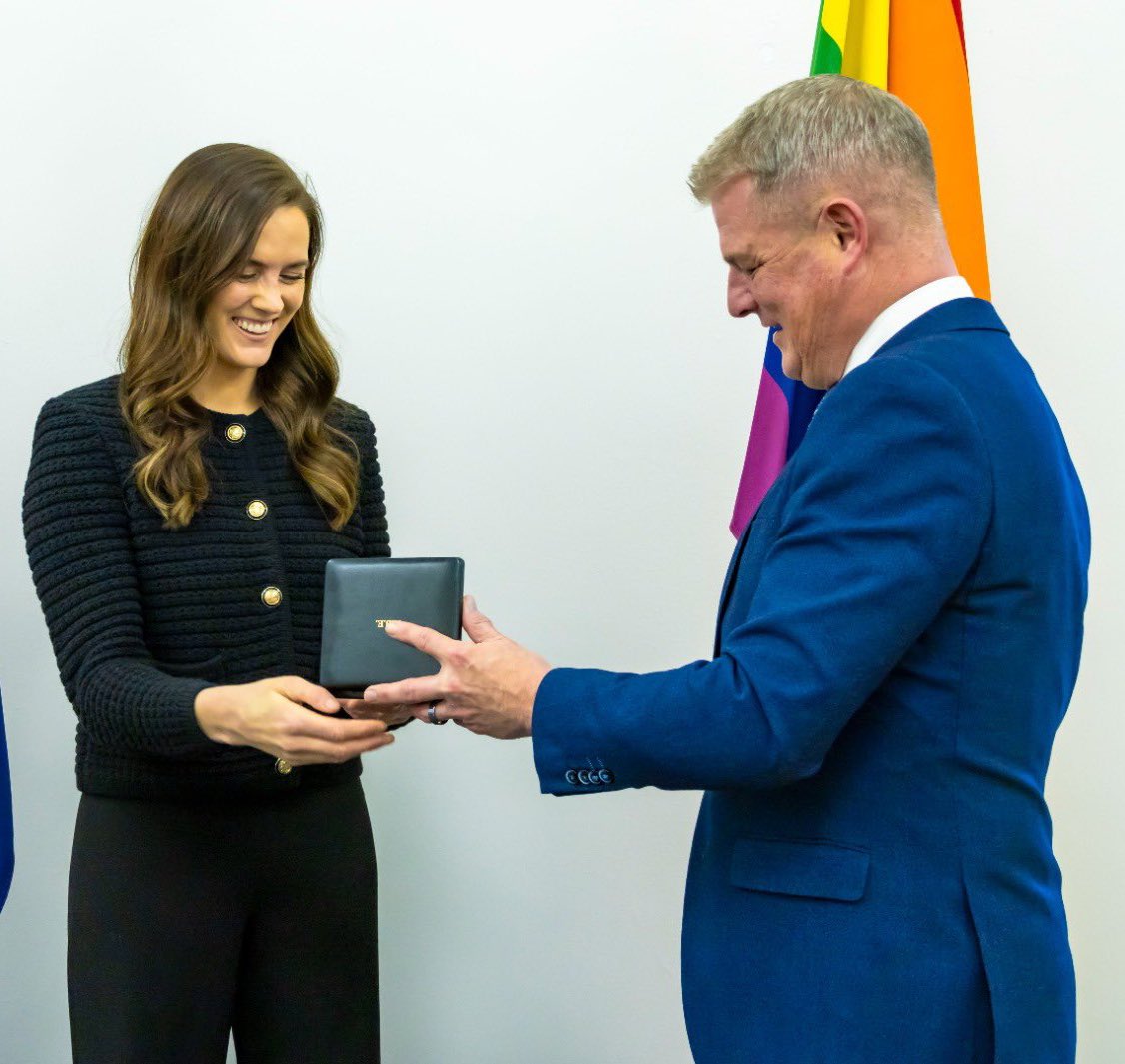 Suzanne Campbell (@campbellsuz) on Twitter photo What this woman has done for women in sport…
<a href="/rachaelblackmor/">Rachael Blackmore</a> being presented with her honorary MBE today 🙌🏻🙌🏻 <a href="/HerSportDotIE/">Her Sport</a> <a href="/WINforRacing/">Women’s Irish Network for Racing</a> <a href="/HRIRacing/">Horse Racing Ireland</a> What this woman has done for women in sport…
<a href="/rachaelblackmor/">Rachael Blackmore</a> being presented with her honorary MBE today 🙌🏻🙌🏻 <a href="/HerSportDotIE/">Her Sport</a> <a href="/WINforRacing/">Women’s Irish Network for Racing</a> <a href="/HRIRacing/">Horse Racing Ireland</a>