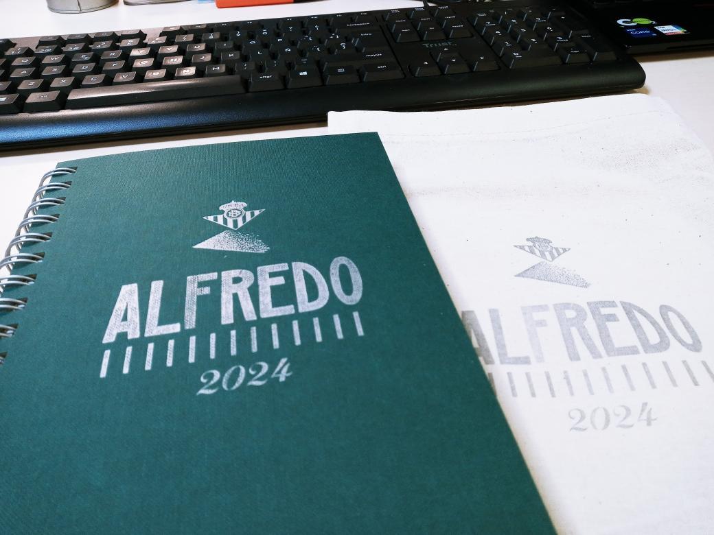 alguardia74's tweet photo. Estrenando la agenda personalizada de @tiporium ¡Cómo me conocen los Reyes! ¡Vaya acierto y menuda sorpresa @CarmenPrieto4 ! https://t.co/dLRYKlGUHt