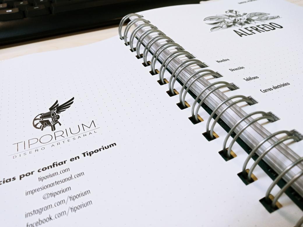 alguardia74's tweet photo. Estrenando la agenda personalizada de @tiporium ¡Cómo me conocen los Reyes! ¡Vaya acierto y menuda sorpresa @CarmenPrieto4 ! https://t.co/dLRYKlGUHt