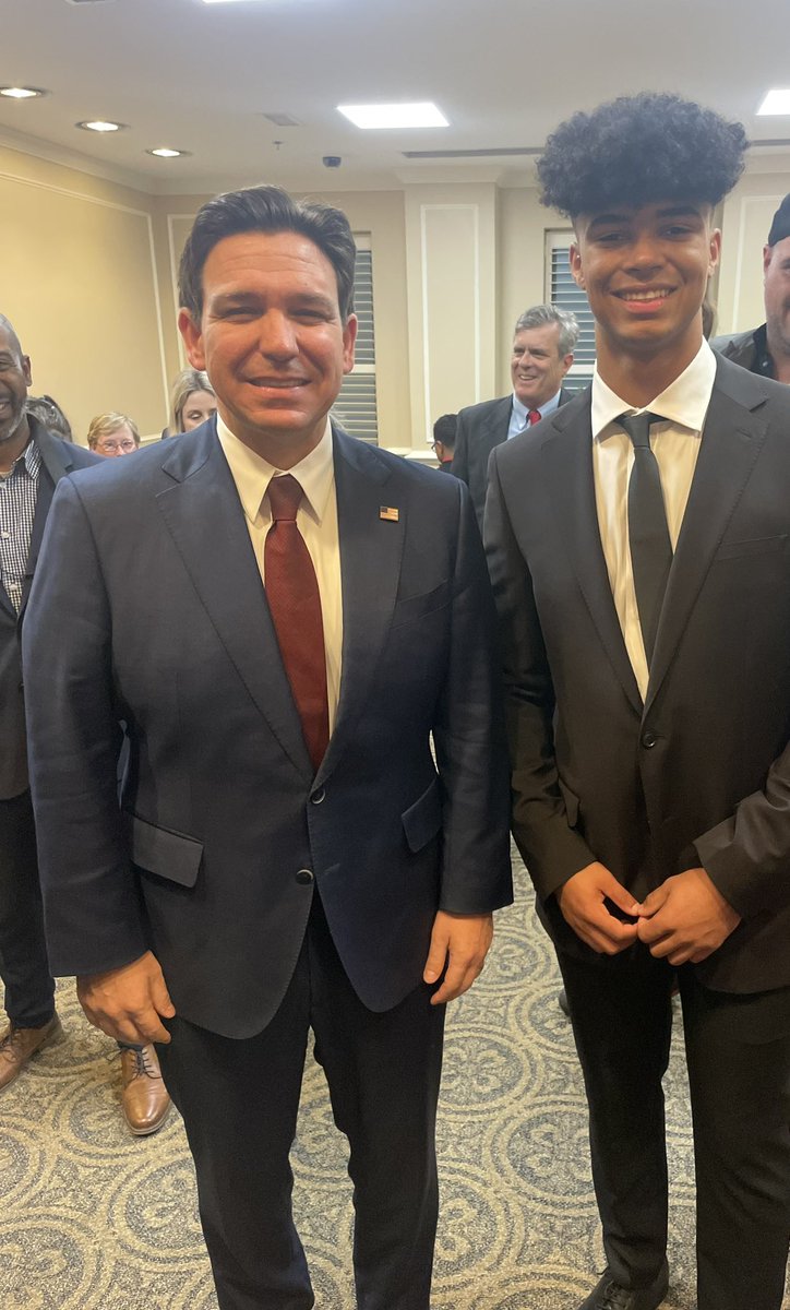 jtleanos's tweet photo. What a true honor to be recognized by @GovRonDeSantis and the state of Florida as an athlete for New College Of Florida. Huge thank you to New College President @richardcorcoran and @NewCollegeFL_AD Mario Jimenez for giving me this great opportunity! Go Banyans!! @NCFBanyansBB https://t.co/akFmDK4yZ7