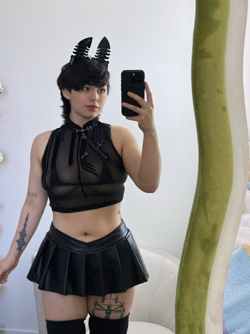 my favorite shape is the thighangle https://t.co/Uk7tkCfDVm