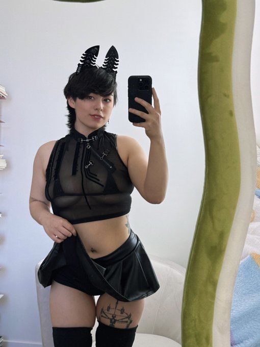 my favorite shape is the thighangle https://t.co/Uk7tkCfDVm