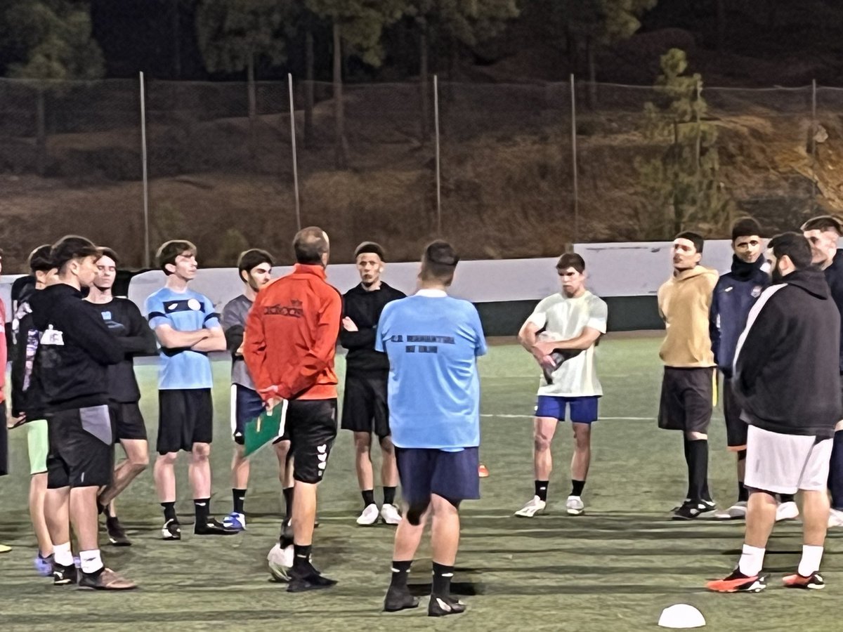 CdTrevejos's tweet photo. Comienza el primer entreno de la semana. 

#vamostrevejos💚 https://t.co/JSNxfvHq7r