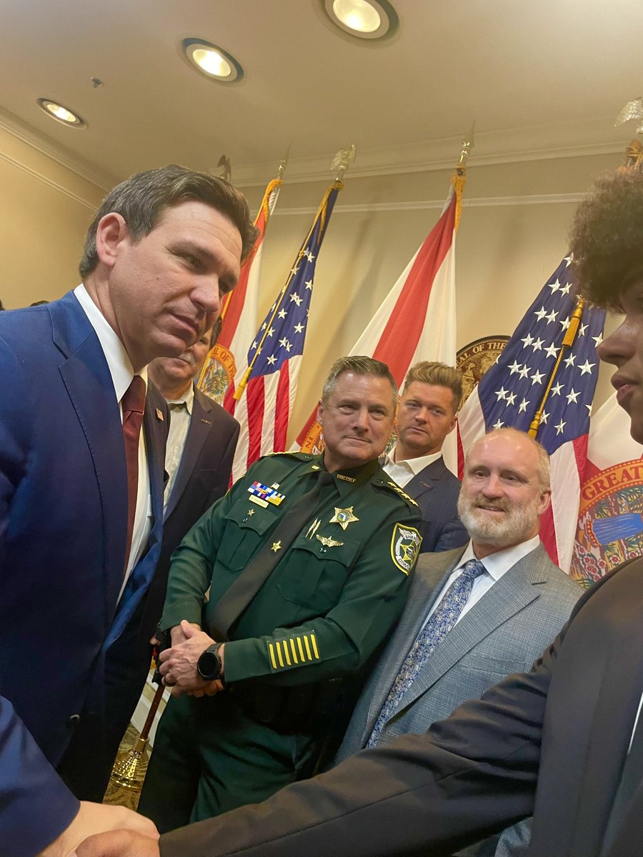 jtleanos's tweet photo. What a true honor to be recognized by @GovRonDeSantis and the state of Florida as an athlete for New College Of Florida. Huge thank you to New College President @richardcorcoran and @NewCollegeFL_AD Mario Jimenez for giving me this great opportunity! Go Banyans!! @NCFBanyansBB https://t.co/akFmDK4yZ7
