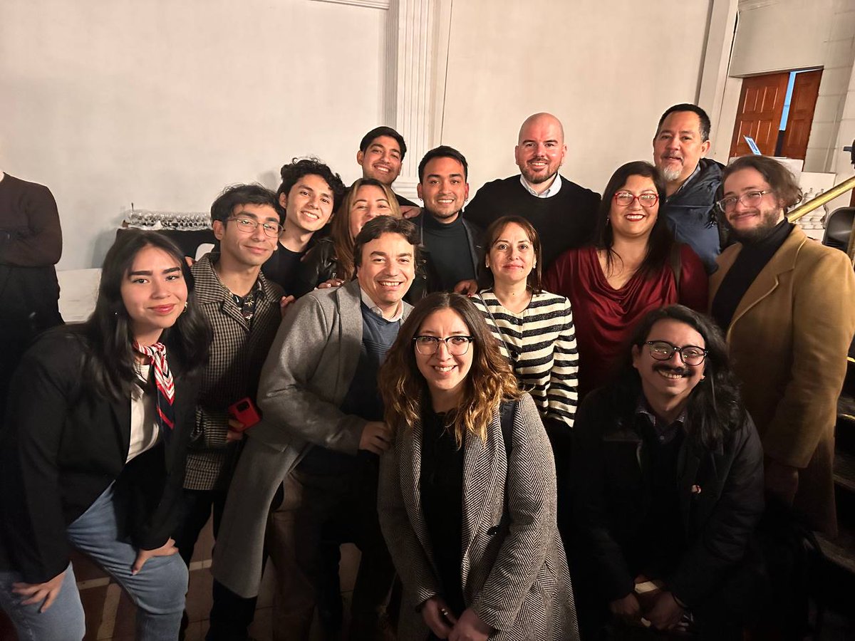 Todo mi apoyo a <a href="/GiorgioJackson/">Giorgio Jackson</a> frente a su decisión de tomar  acciones judiciales contra injurias y calumnias que lejos de aportar instalan mentiras que se transforman en "mitos urbanos" paremos el circo! La política no nos puede quedar como poncho, que la justicia hable