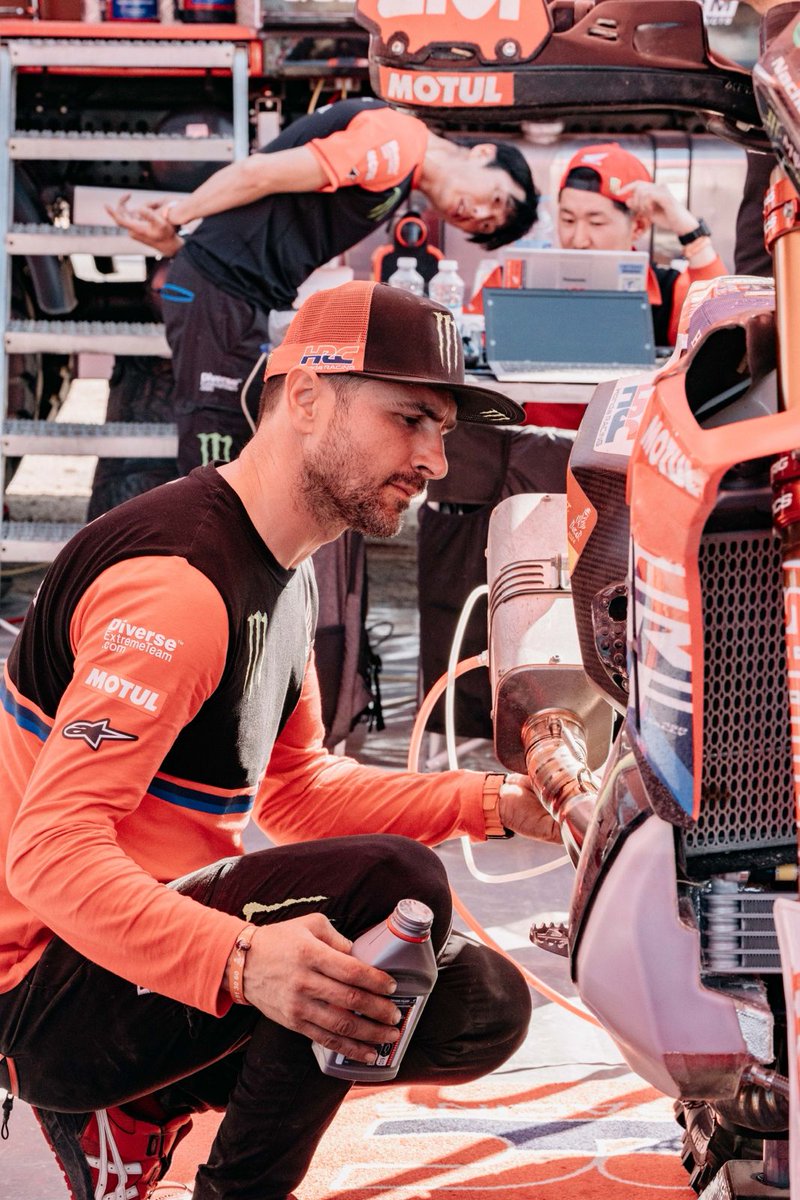 Workshop wizards at play! 🔧✨
Their magic touch and top-tier gear ensure the machines conquer the toughest terrains. 🧰
#Dakar2024 <a href="/motul/">Motul</a> #MotulMiddleEast #Motul