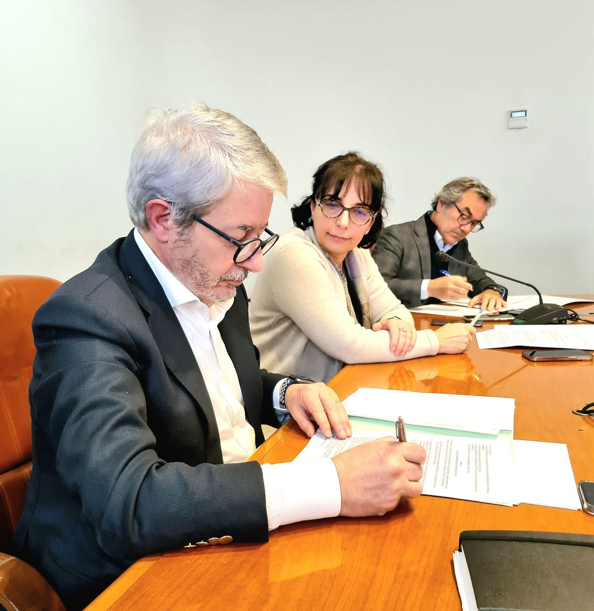 aran_agenzia's tweet photo. ‼️  @AntonioNaddeo “È stato sottoscritto oggi all’Agenzia per la rappresentanza negoziale delle Pubbliche amministrazioni, l’accordo quadro, CCNQ, per la definizione dei comparti e delle aree di contrattazione collettiva nazionale per il triennio 2022-24. 
𝑪𝒐𝒏 𝒍𝒂 𝒇𝒊𝒓𝒎𝒂 𝒅𝒊 𝒒𝒖𝒆𝒔𝒕𝒐 𝒄𝒐𝒏𝒕𝒓𝒂𝒕𝒕𝒐 𝒕𝒓𝒂 𝑨𝒓𝒂𝒏 𝒆 𝒔𝒊𝒏𝒅𝒂𝒄𝒂𝒕𝒊 𝒔𝒊 𝒂𝒗𝒗𝒊𝒂, 𝒅𝒊 𝒇𝒂𝒕𝒕𝒐, 𝒍𝒂 𝒏𝒖𝒐𝒗𝒂 𝒕𝒐𝒓𝒏𝒂𝒕𝒂 𝒄𝒐𝒏𝒕𝒓𝒂𝒕𝒕𝒖𝒂𝒍𝒆 𝒑𝒆𝒓 𝒊𝒍 𝒑𝒖𝒃𝒃𝒍𝒊𝒄𝒐 𝒊𝒎𝒑𝒊𝒆𝒈𝒐. 𝑬̀ 𝒖𝒏 𝒔𝒆𝒈𝒏𝒂𝒍𝒆 𝒅𝒊 𝒄𝒐𝒏𝒄𝒓𝒆𝒕𝒂 𝒂𝒕𝒕𝒆𝒏𝒛𝒊𝒐𝒏𝒆 𝒑𝒆𝒓 𝒊 𝒅𝒊𝒑𝒆𝒏𝒅𝒆𝒏𝒕𝒊 𝒑𝒖𝒃𝒃𝒍𝒊𝒄𝒊 𝒄𝒉𝒆 𝒅𝒂̀ 𝒄𝒐𝒏𝒕𝒊𝒏𝒖𝒊𝒕𝒂̀ 𝒂𝒊 𝒄𝒐𝒏𝒕𝒓𝒂𝒕𝒕𝒊 𝒇𝒊𝒓𝒎𝒂𝒕𝒊 𝒏𝒆𝒍 𝒕𝒓𝒊𝒆𝒏𝒏𝒊𝒐 𝟐𝟎𝟏𝟗-𝟐𝟏”.

📅 Martedì 9 gennaio 2024    

#DefinizioneComparti #DefinizioneAree #TornataContrattuale20222024

@cgilnazionale @CislNazionale @UILofficial @CISAL @Confsalnet #CGS @CseNazionale @USB_PI @conf_cosmed @CIDAManager #CONFEDIR @Codirp_