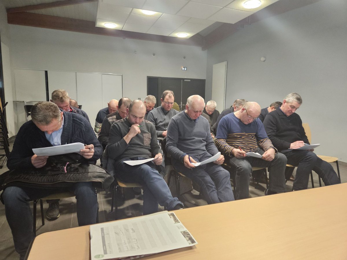 fdsea53's tweet photo. Ce soir à la cantonale #Fdsea53 de #Ernée l'ambiance est studieuse avec un travail de réflexion sur le goût d'entreprendre en #agriculture. Un sondage suivi d'un temps d'échange, qui permettent de faire le tour des grands sujets de l'actualité locale. https://t.co/0lSX3wIS6Q
