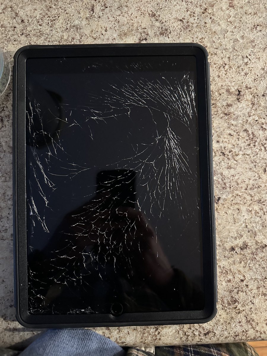 haley_helena's tweet photo. @OtterBox does indeed NOT protect your screens from a 2 foot fall. 🫠🤦🏼‍♀️ never buying this product again. https://t.co/7hDsTY0G4e