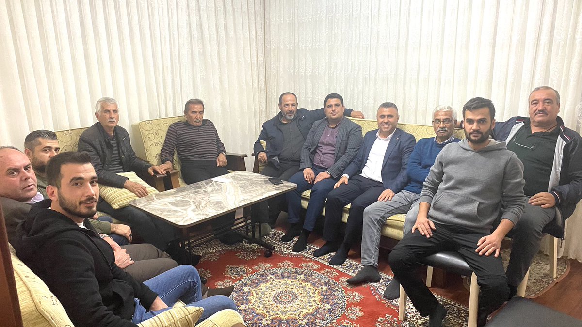 Yükümüz ağır,ancak kaldıramayacak değiliz.Muhittin Şekûr'un dediği gibi "Yolu doğru olanın yükü ağır olur".
Nihat Ünver abim çay hazır yetiş dedi, biz de icabet ettik.
Hep beraber Kumlucamıza gerçek belediyeciliği kazandıracağız
Teşekkürler değerli abim 
#YolumuzHakk
#GücümüzHalk