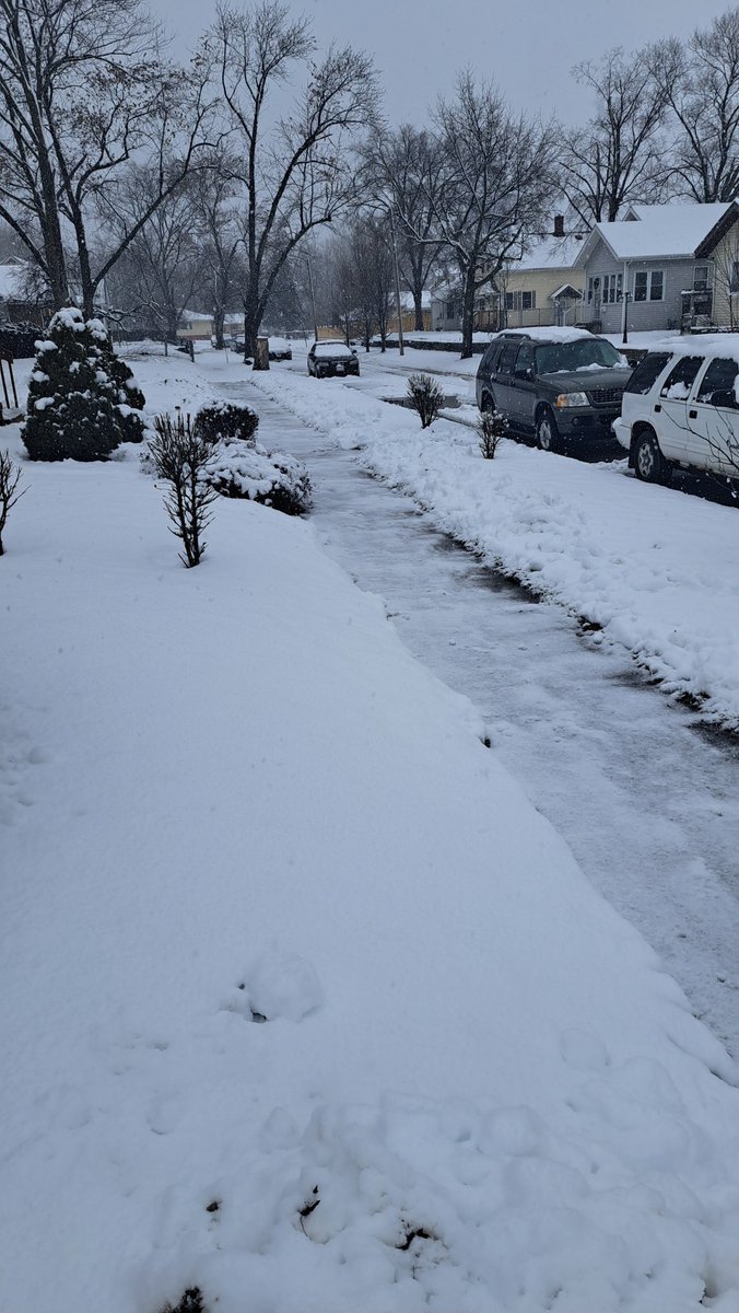 uthsfootball's tweet photo. Class of ‘25 Jonathan Bonilla comes through on the Snowmageddon #FreeSweat challenge!
Great work Bonilla! https://t.co/3AkOprz4XI