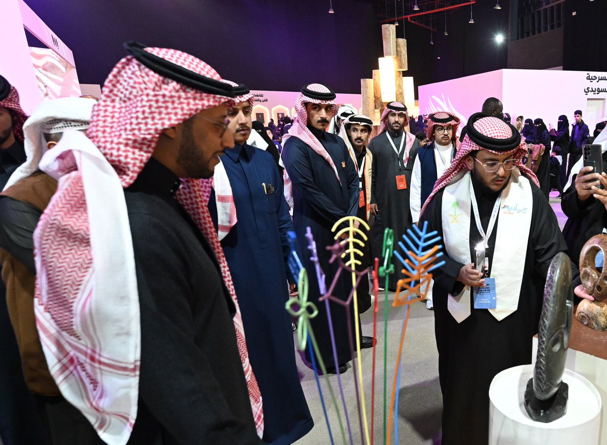 زار سمو نائب أمير عسير الأمير #خالد_بن_سطام مساء اليوم مهرجان الكتّاب والقرّاء في خميس مشيط الذي تنظمه هيئة الأدب والنشر والترجمة في مركز الأمير سلطان الحضاري، حيث تجول سموه في عدد من مواقع المهرجان، مستمعاً إلى شرح تفصيلي عن الفعاليات والبرامج المقدمة للزوار.
