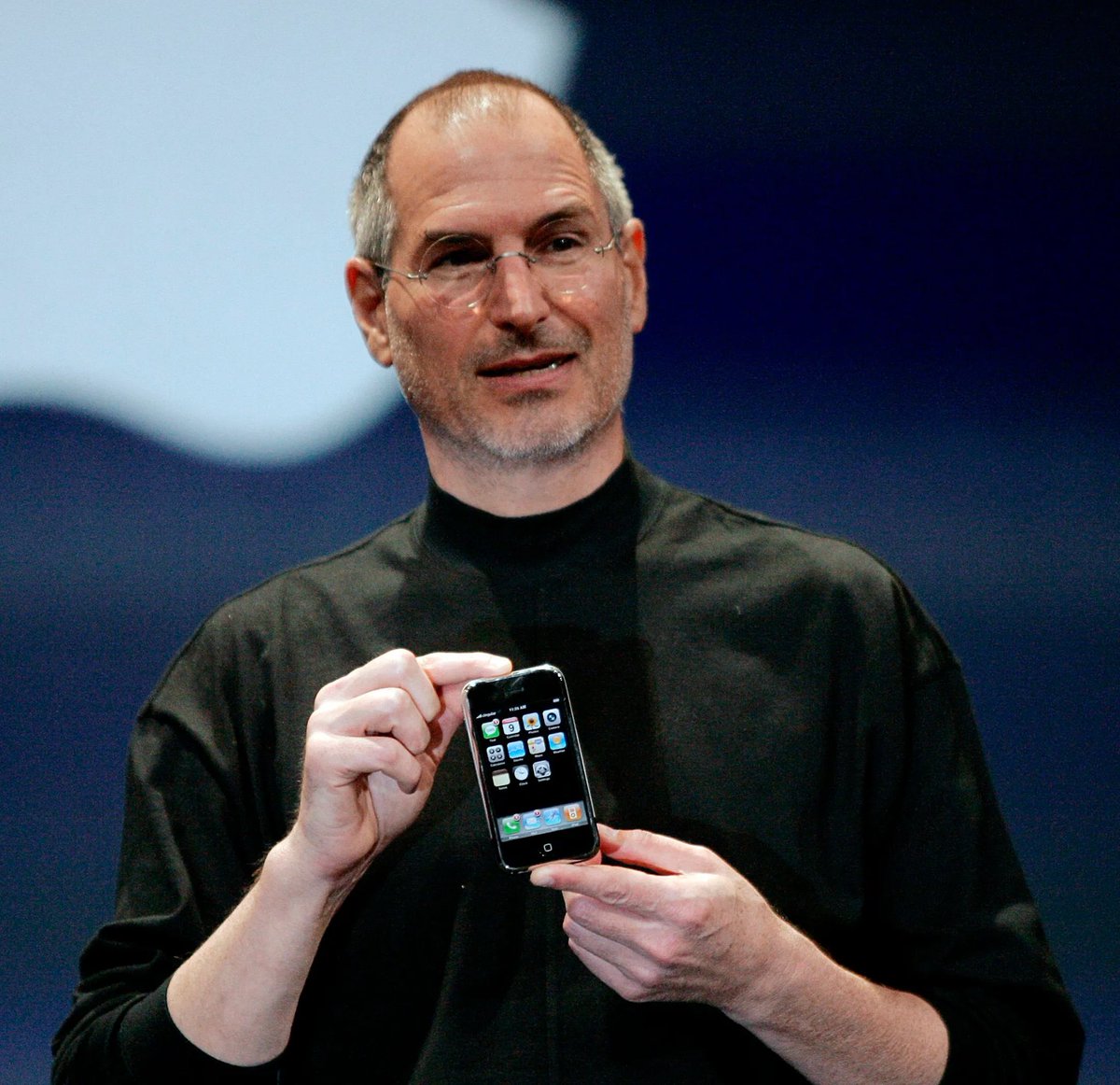 Il y a exactement 17 ans, Steve Jobs dévoilait l’iPhone et bouleversait le domaine des téléphones mobiles et smartphones de l’époque. Je me souviens qu’à ce moment, je me suis dis « Tout va changer »… #timeflyes