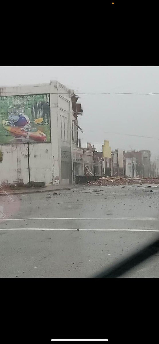 SCHP_Troop7's tweet image. If you’re out on the roadways today , please stay safe. A tornado just landed in Bamberg County .